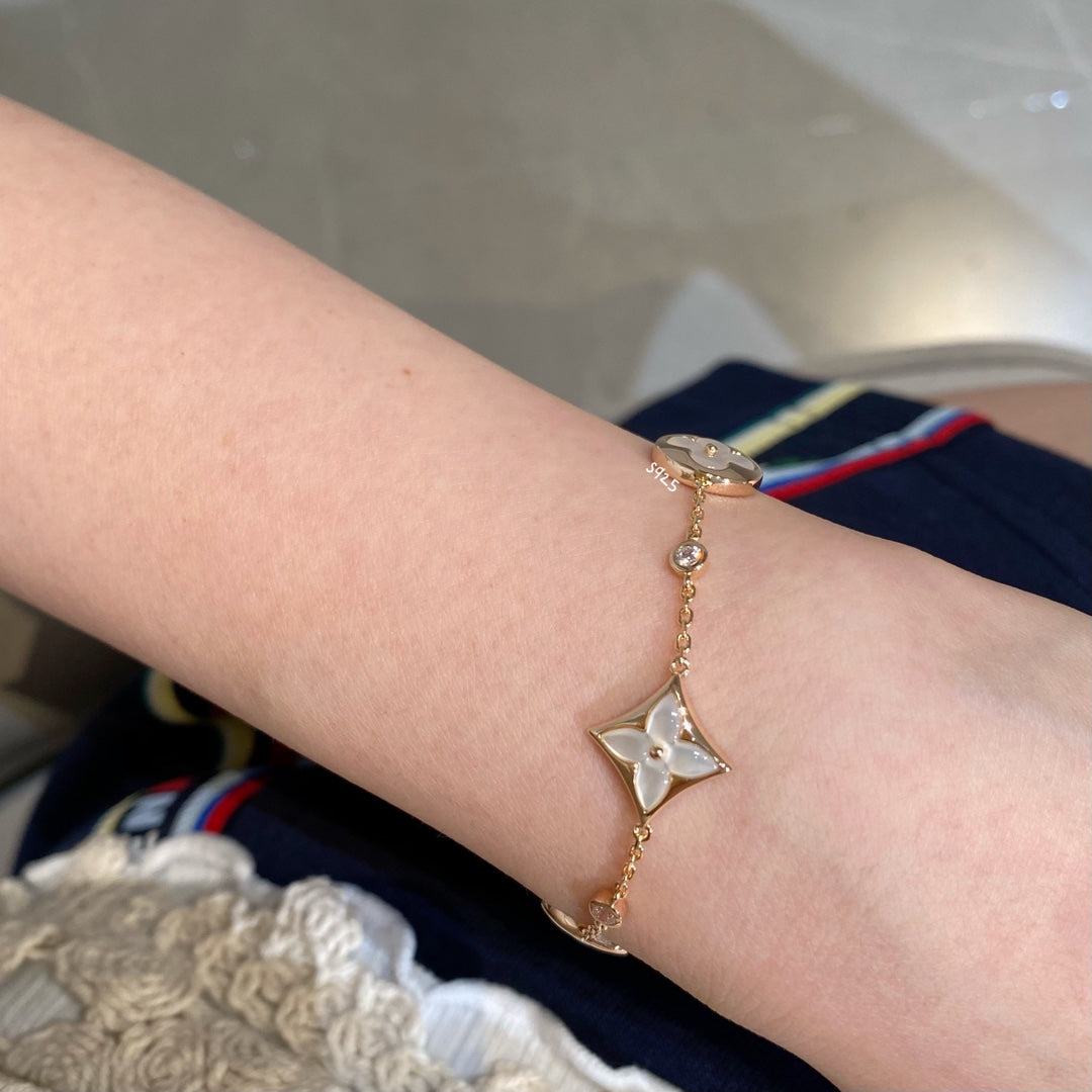 {
  "Resenly Jewelry": "Resenly Jewelry",
  "STAR AND SUN 4 MOTIF WHITE MOP PINK GOLD BRACELET": "スター＆サン 4モチーフ ホワイトMOP ピンクゴールドブレスレット"
}