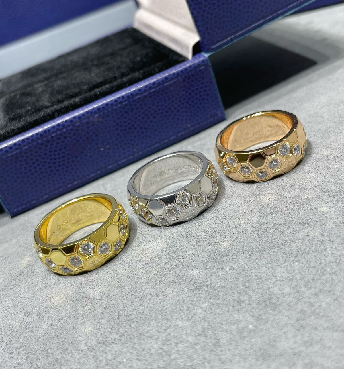 {
  "Resenly Jewelry": "Resenly Jewelry",
  "BEE LOVE DIAMOND LARGE RING": "BEE LOVE ダイヤモンド ラージリング"
}