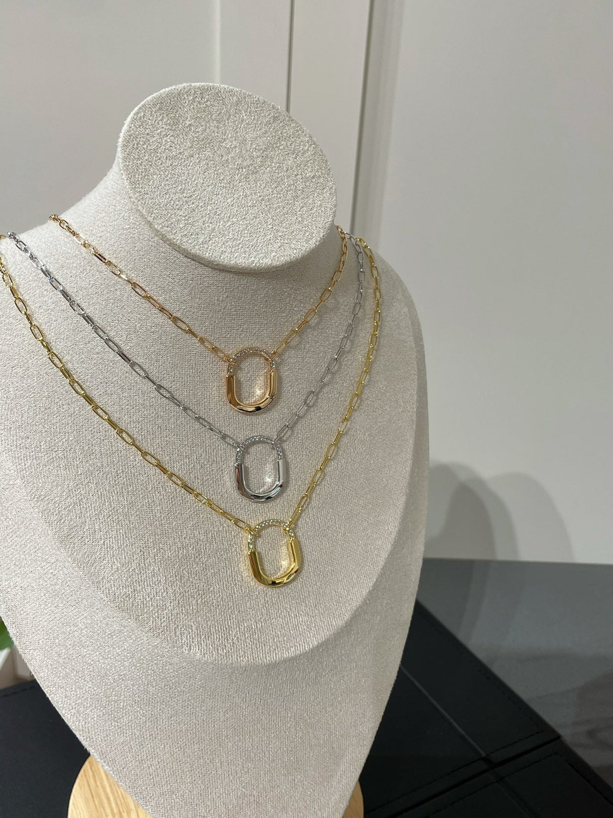 {
  "Resenly Jewelry": "Resenly Jewelry",
  "LOCK MEDIUM PENDANT DIAMOND NECKLACE": "ロック ミディアム ペンダント ダイヤモンド ネックレス"
}
