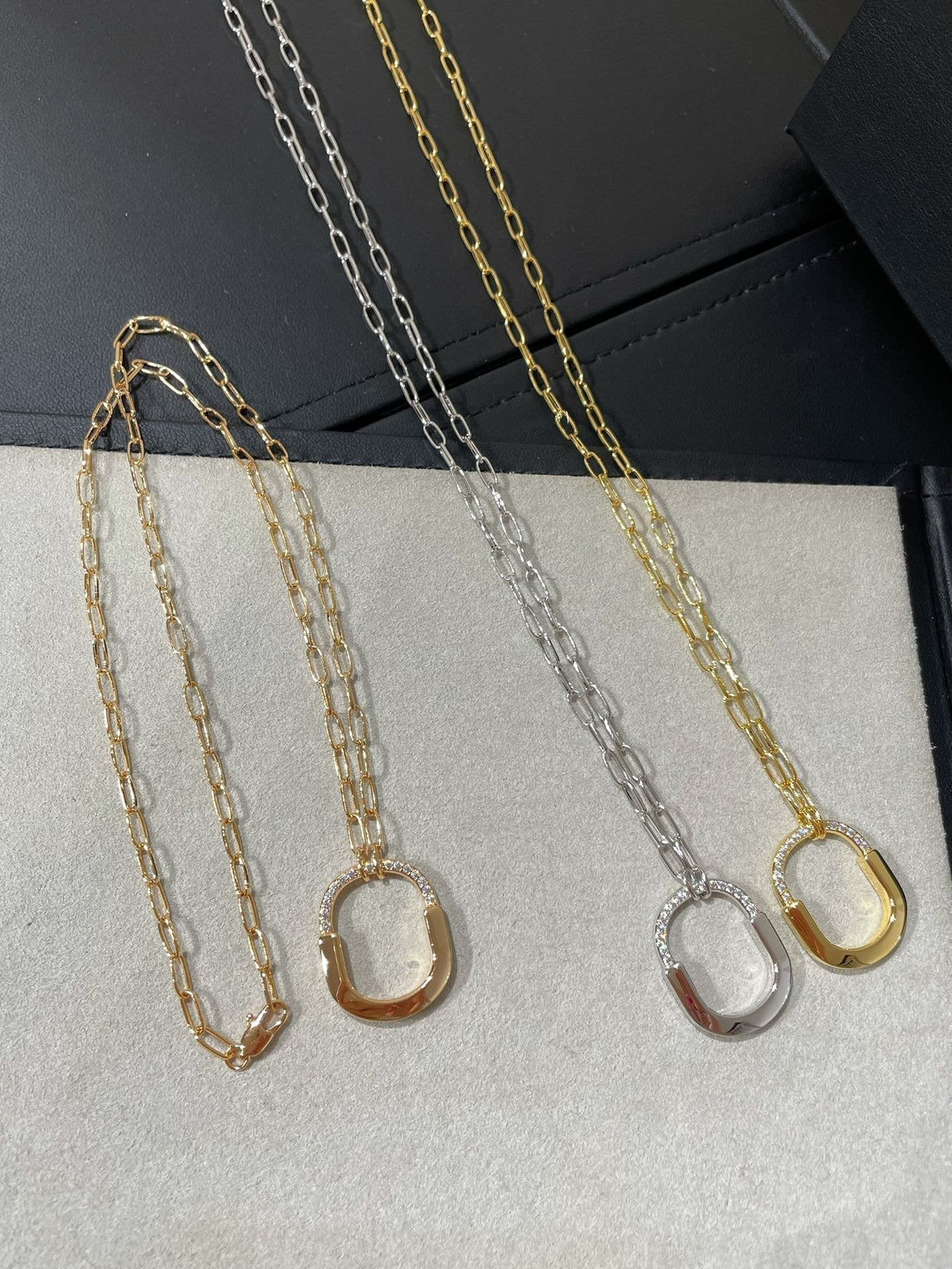 {
  "Resenly Jewelry": "Resenly Jewelry",
  "LOCK MEDIUM PENDANT DIAMOND NECKLACE": "ロック ミディアム ペンダント ダイヤモンド ネックレス"
}