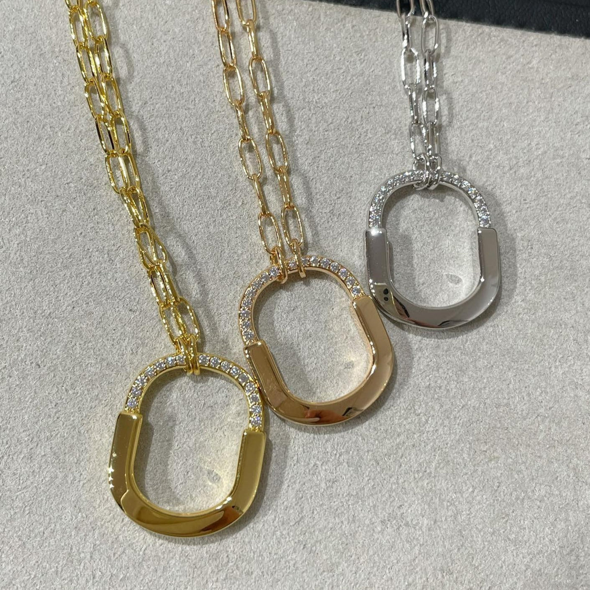 {
  "Resenly Jewelry": "Resenly Jewelry",
  "LOCK MEDIUM PENDANT DIAMOND NECKLACE": "ロック ミディアム ペンダント ダイヤモンド ネックレス"
}