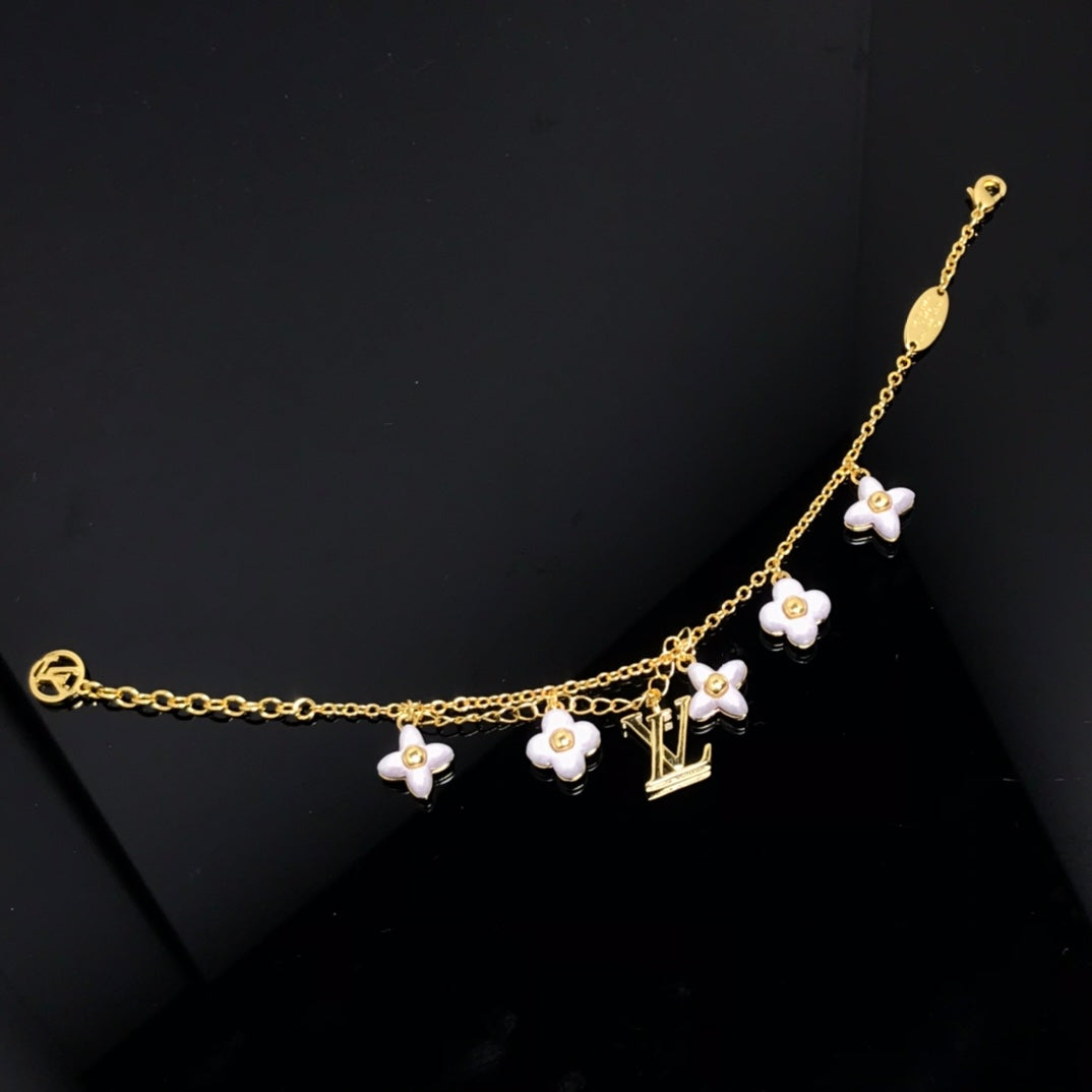 {
"Resenly Jewelry": "Resenly Jewelry",
"LOGO 6 MOTIF STAR AND SUN GOLD BRACELET": "ロゴ 6モチーフ スター＆サン ゴールドブレスレット"
}