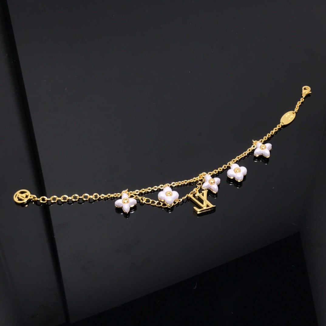 {
"Resenly Jewelry": "Resenly Jewelry",
"LOGO 6 MOTIF STAR AND SUN GOLD BRACELET": "ロゴ 6モチーフ スター＆サン ゴールドブレスレット"
}