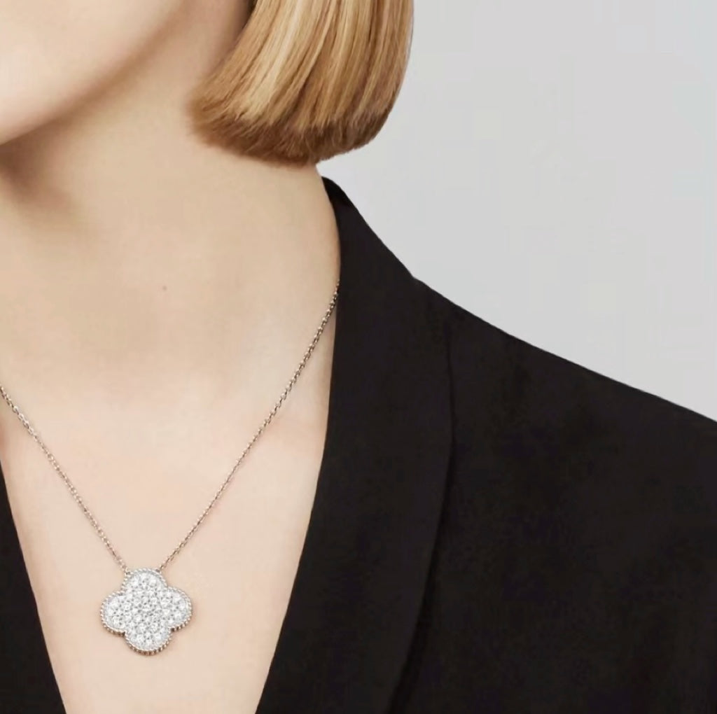{
  "Resenly Jewelry": "Resenly Jewelry",
  "CLOVER 25MM LARGE PENDANT DIAMOND PAVED SILVER NECKLACE": "クローバー 25MM ラージペンダント ダイヤモンドパヴェ シルバーネックレス"
}