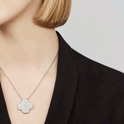 {
  "Resenly Jewelry": "Resenly Jewelry",
  "CLOVER 25MM LARGE PENDANT DIAMOND PAVED SILVER NECKLACE": "クローバー 25MM ラージペンダント ダイヤモンドパヴェ シルバーネックレス"
}