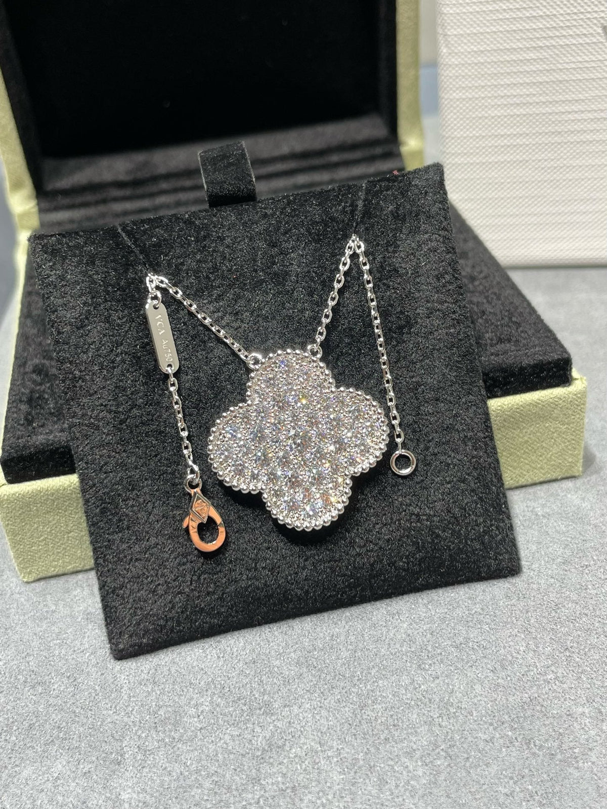 {
  "Resenly Jewelry": "Resenly Jewelry",
  "CLOVER 25MM LARGE PENDANT DIAMOND PAVED SILVER NECKLACE": "クローバー 25MM ラージペンダント ダイヤモンドパヴェ シルバーネックレス"
}