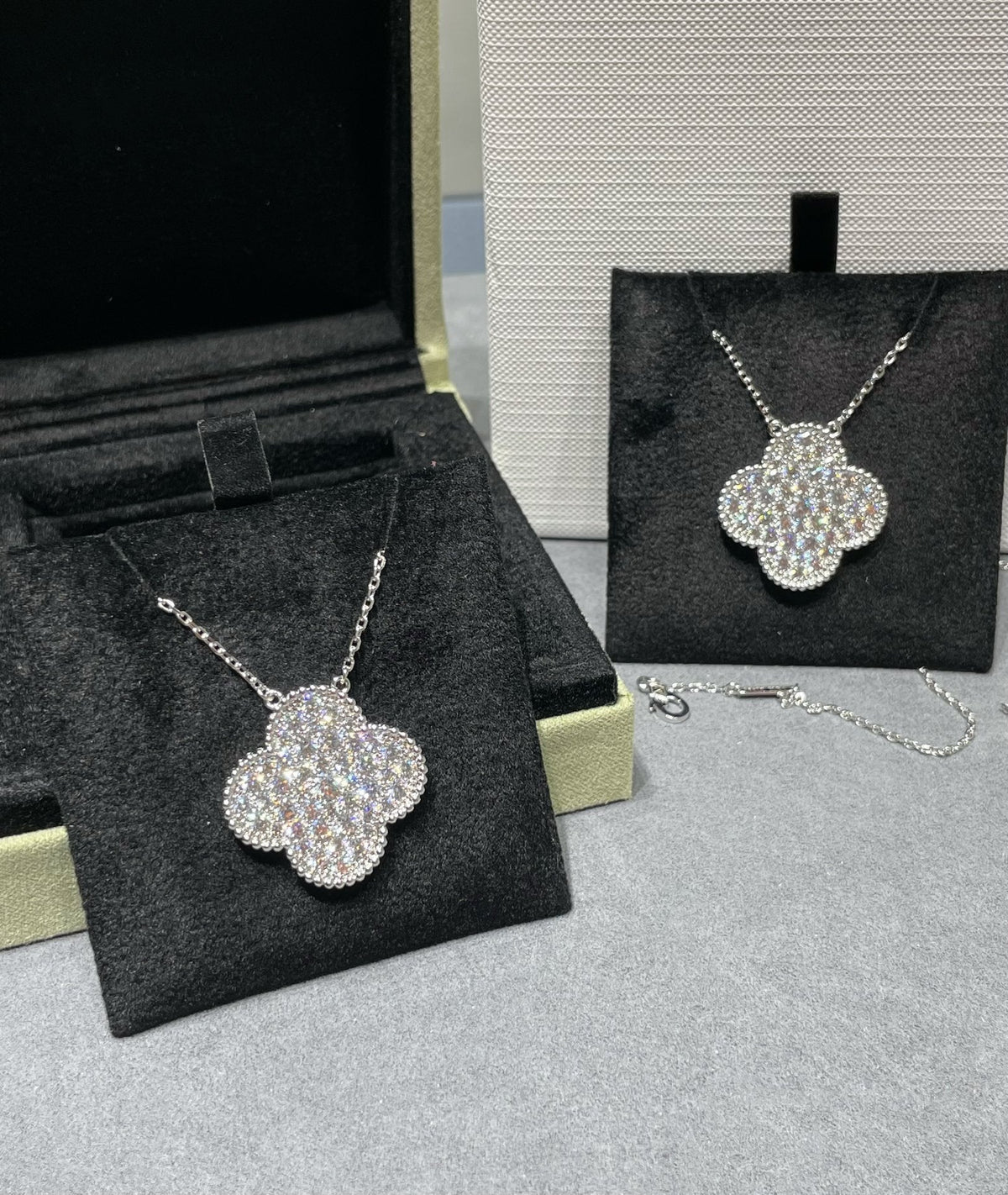 {
  "Resenly Jewelry": "Resenly Jewelry",
  "CLOVER 25MM LARGE PENDANT DIAMOND PAVED SILVER NECKLACE": "クローバー 25MM ラージペンダント ダイヤモンドパヴェ シルバーネックレス"
}