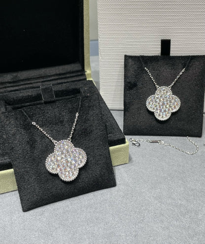 {
  "Resenly Jewelry": "Resenly Jewelry",
  "CLOVER 25MM LARGE PENDANT DIAMOND PAVED SILVER NECKLACE": "クローバー 25MM ラージペンダント ダイヤモンドパヴェ シルバーネックレス"
}