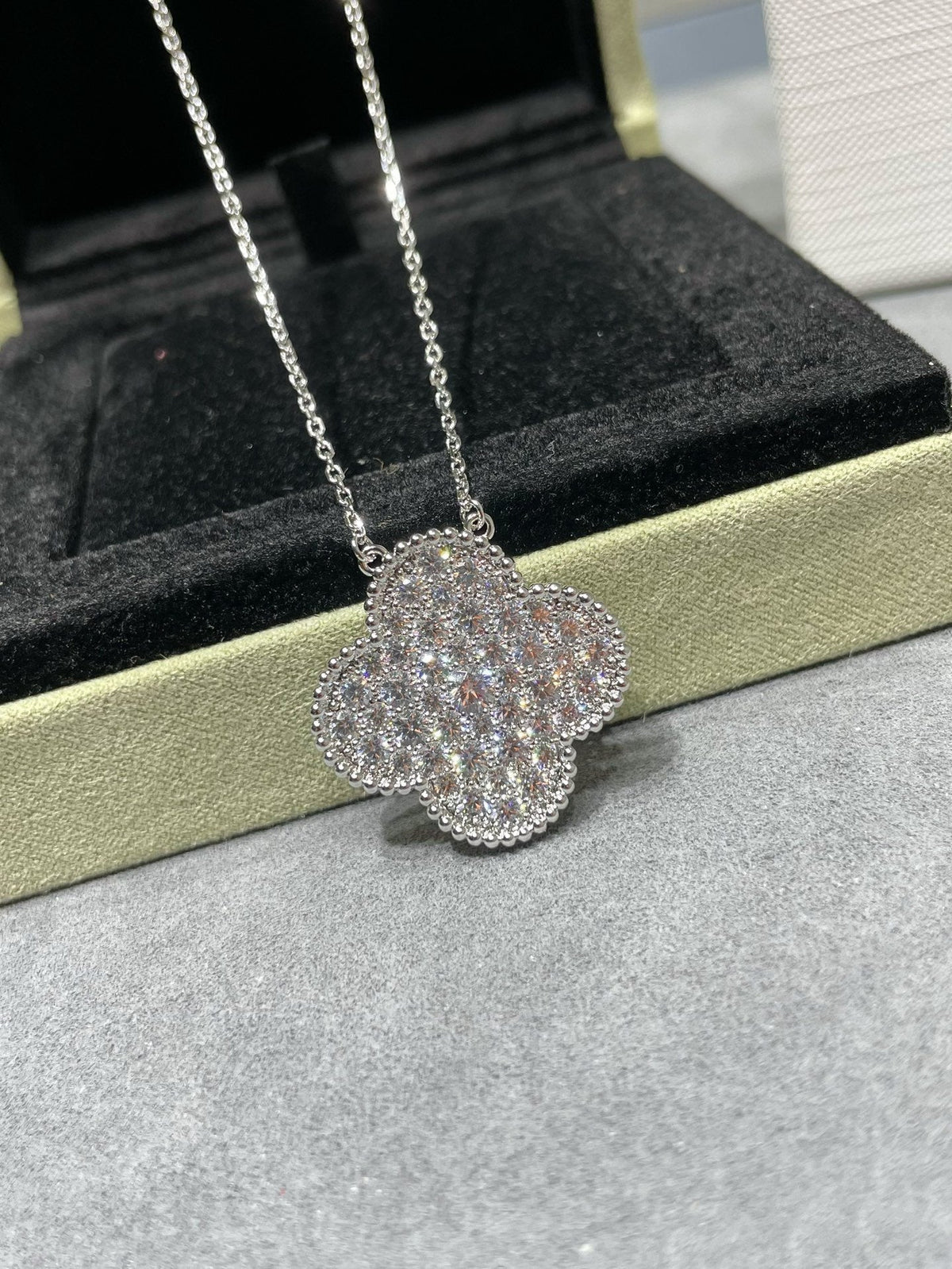 {
  "Resenly Jewelry": "Resenly Jewelry",
  "CLOVER 25MM LARGE PENDANT DIAMOND PAVED SILVER NECKLACE": "クローバー 25MM ラージペンダント ダイヤモンドパヴェ シルバーネックレス"
}
