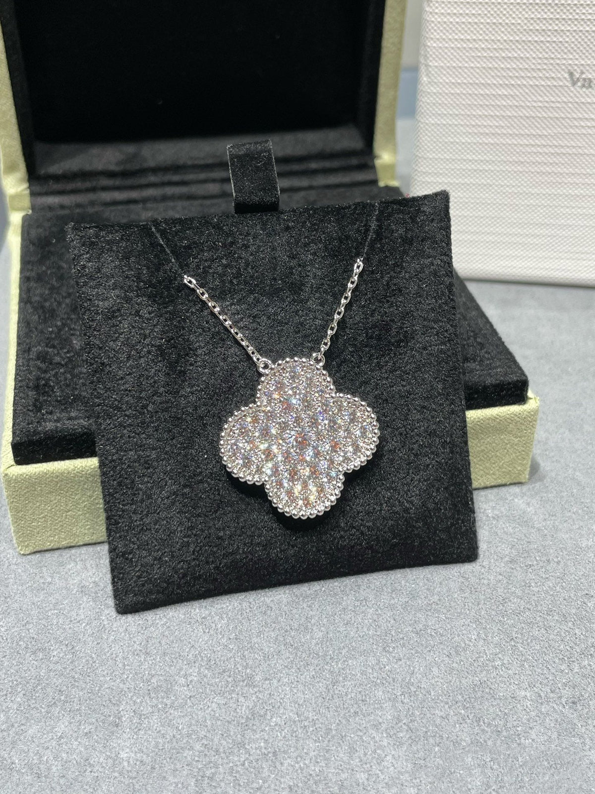 {
  "Resenly Jewelry": "Resenly Jewelry",
  "CLOVER 25MM LARGE PENDANT DIAMOND PAVED SILVER NECKLACE": "クローバー 25MM ラージペンダント ダイヤモンドパヴェ シルバーネックレス"
}