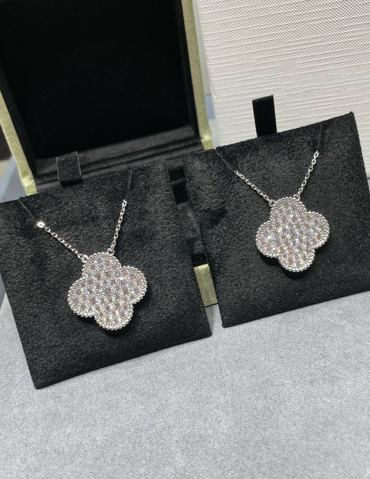 {
  "Resenly Jewelry": "Resenly Jewelry",
  "CLOVER 25MM LARGE PENDANT DIAMOND PAVED SILVER NECKLACE": "クローバー 25MM ラージペンダント ダイヤモンドパヴェ シルバーネックレス"
}
