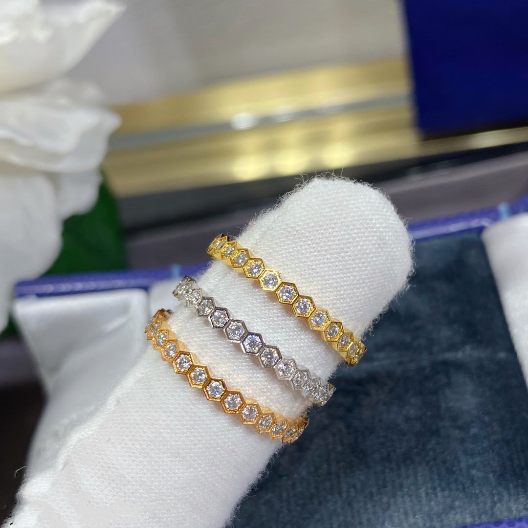 {
  "Resenly Jewelry": "Resenly Jewelry",
  "BEE LOVE DIAMOND PAVED SMALL RING": "BEE LOVE ダイヤモンド パヴェ スモールリング"
}