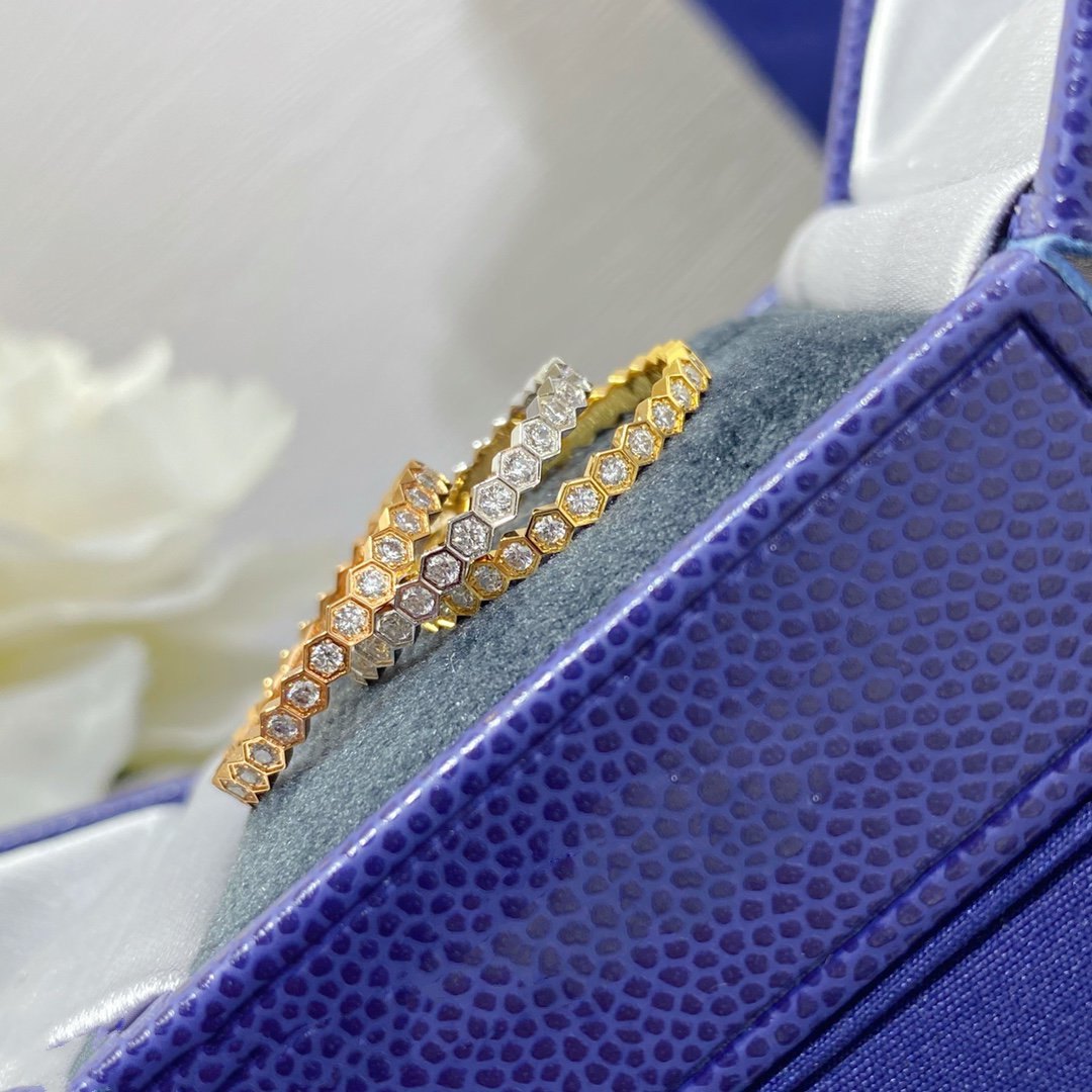 {
  "Resenly Jewelry": "Resenly Jewelry",
  "BEE LOVE DIAMOND PAVED SMALL RING": "BEE LOVE ダイヤモンド パヴェ スモールリング"
}
