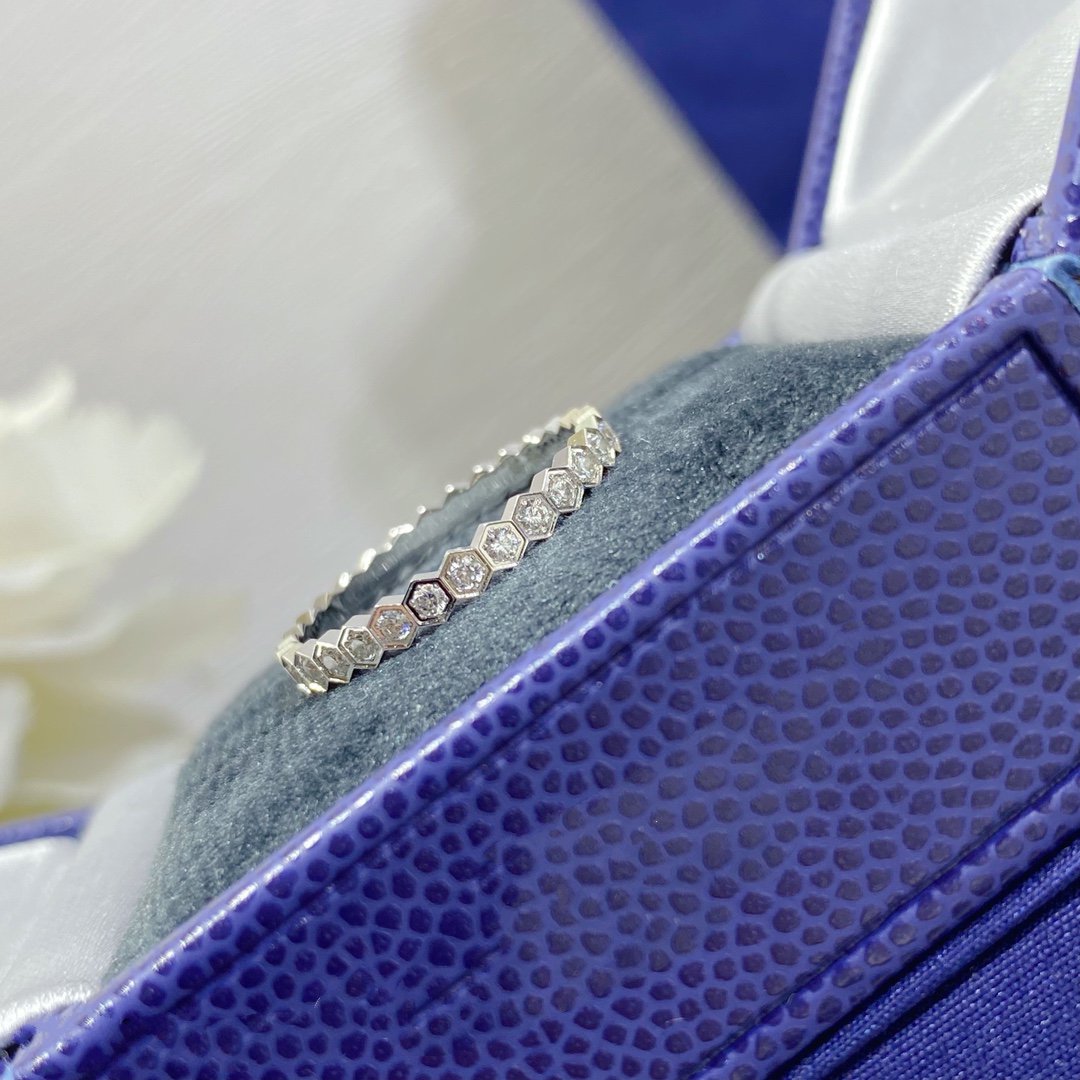 {
  "Resenly Jewelry": "Resenly Jewelry",
  "BEE LOVE DIAMOND PAVED SMALL RING": "BEE LOVE ダイヤモンド パヴェ スモールリング"
}