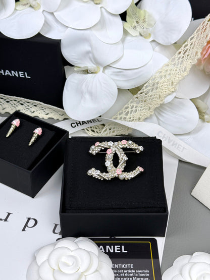 [Resenly Jewelry] 26C ピンク＆ホワイト エナメル アイスクリームコーン ダブルC ブローチ