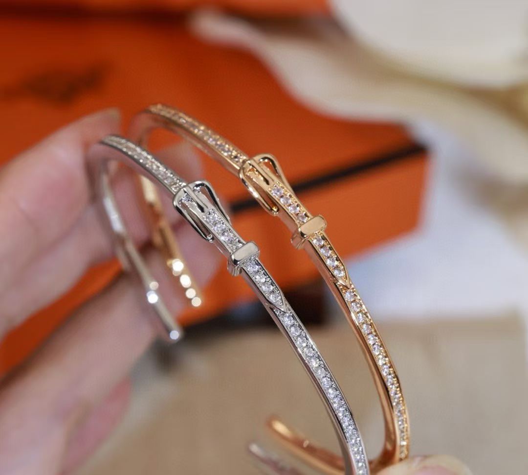 {
"Resenly Jewelry": "Resenly Jewelry",
"DIAMOND-ENCRUSTED BRACELET THREE COLORS": "ダイヤモンドブレスレット 3色展開"
}