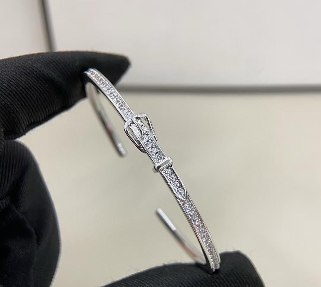 {
"Resenly Jewelry": "Resenly Jewelry",
"DIAMOND-ENCRUSTED BRACELET THREE COLORS": "ダイヤモンドブレスレット 3色展開"
}