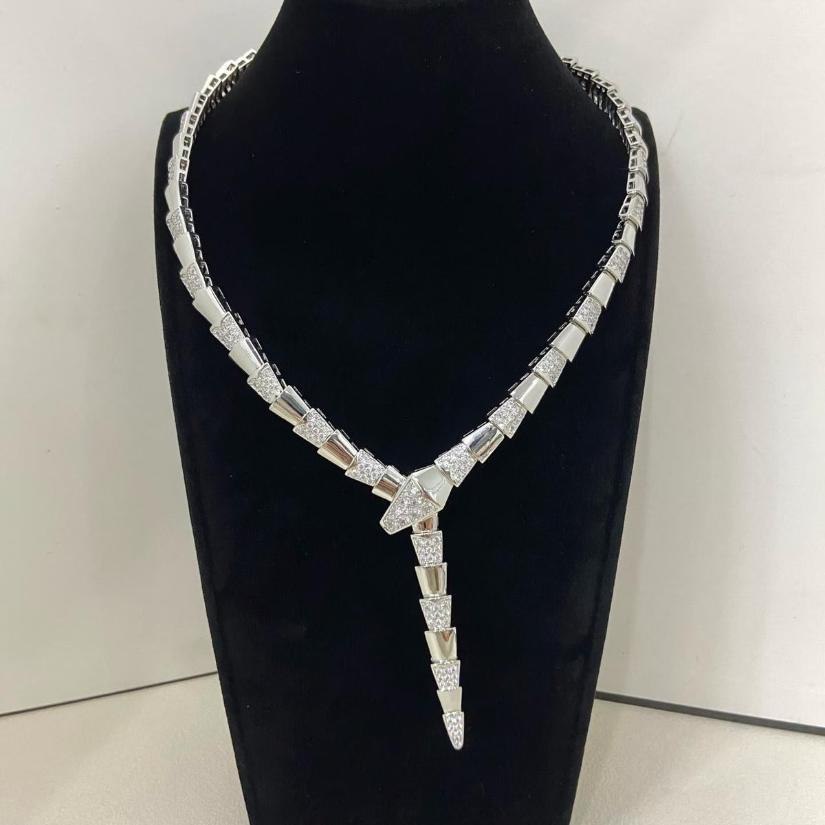 {
  "Resenly Jewelry": "Resenly Jewelry",
  "NEW WIDE BAND INLAID DIAMOND SNAKE NECKLACE": "新作 ワイドバンド ダイヤモンド インレイ スネークネックレス"
}