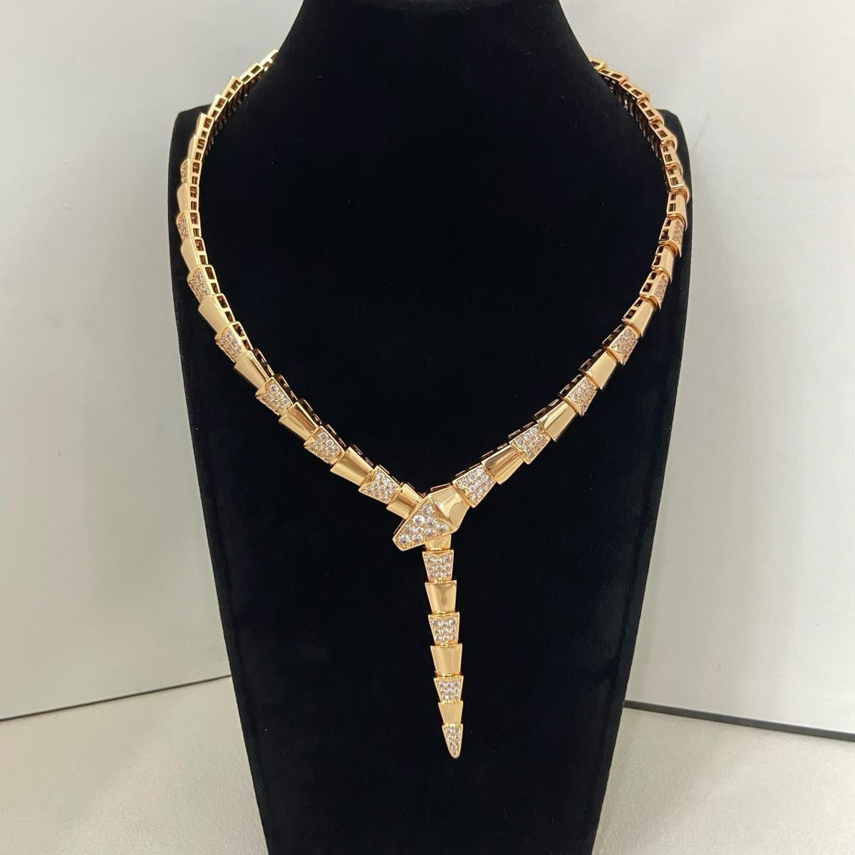 {
  "Resenly Jewelry": "Resenly Jewelry",
  "NEW WIDE BAND INLAID DIAMOND SNAKE NECKLACE": "新作 ワイドバンド ダイヤモンド インレイ スネークネックレス"
}