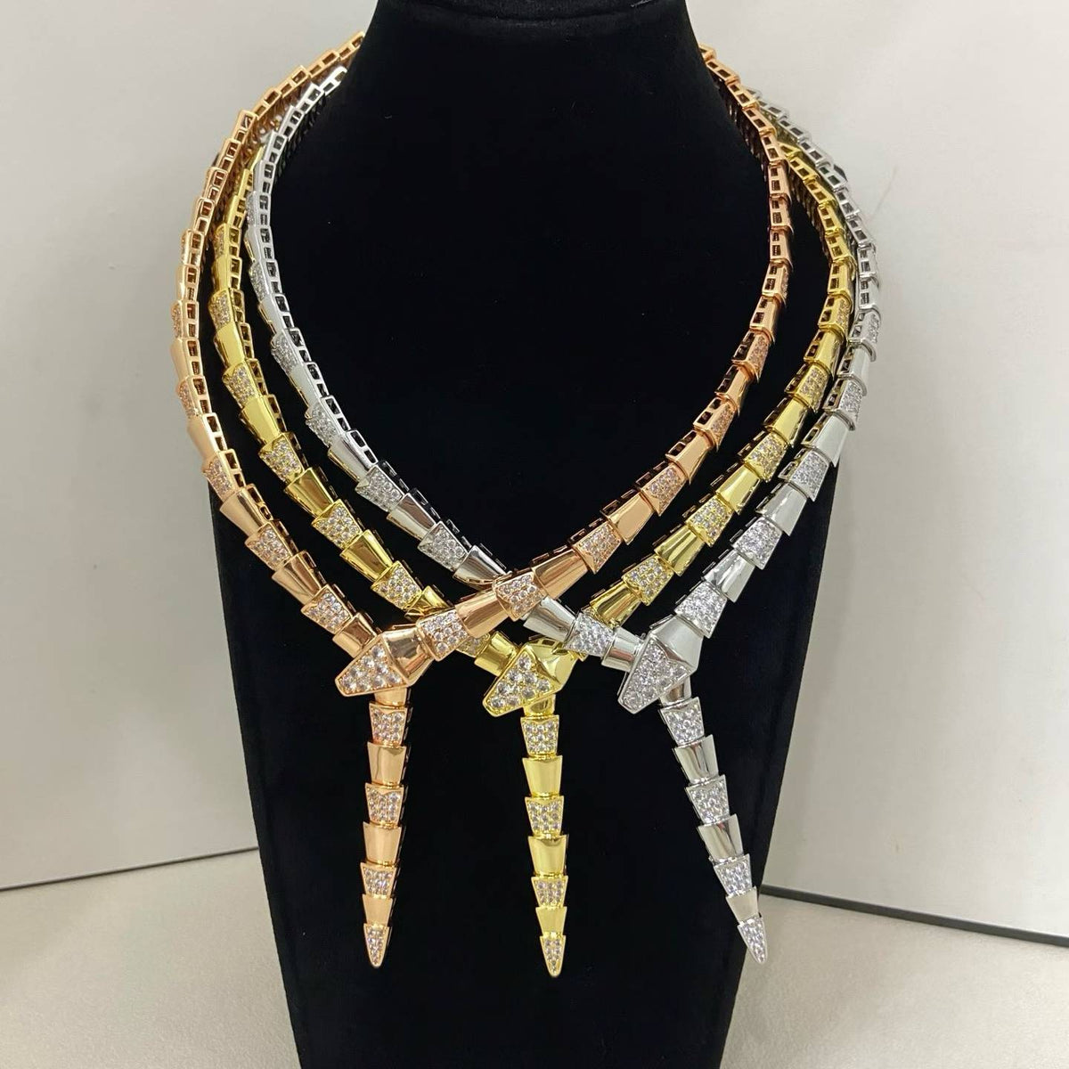 {
  "Resenly Jewelry": "Resenly Jewelry",
  "NEW WIDE BAND INLAID DIAMOND SNAKE NECKLACE": "新作 ワイドバンド ダイヤモンド インレイ スネークネックレス"
}