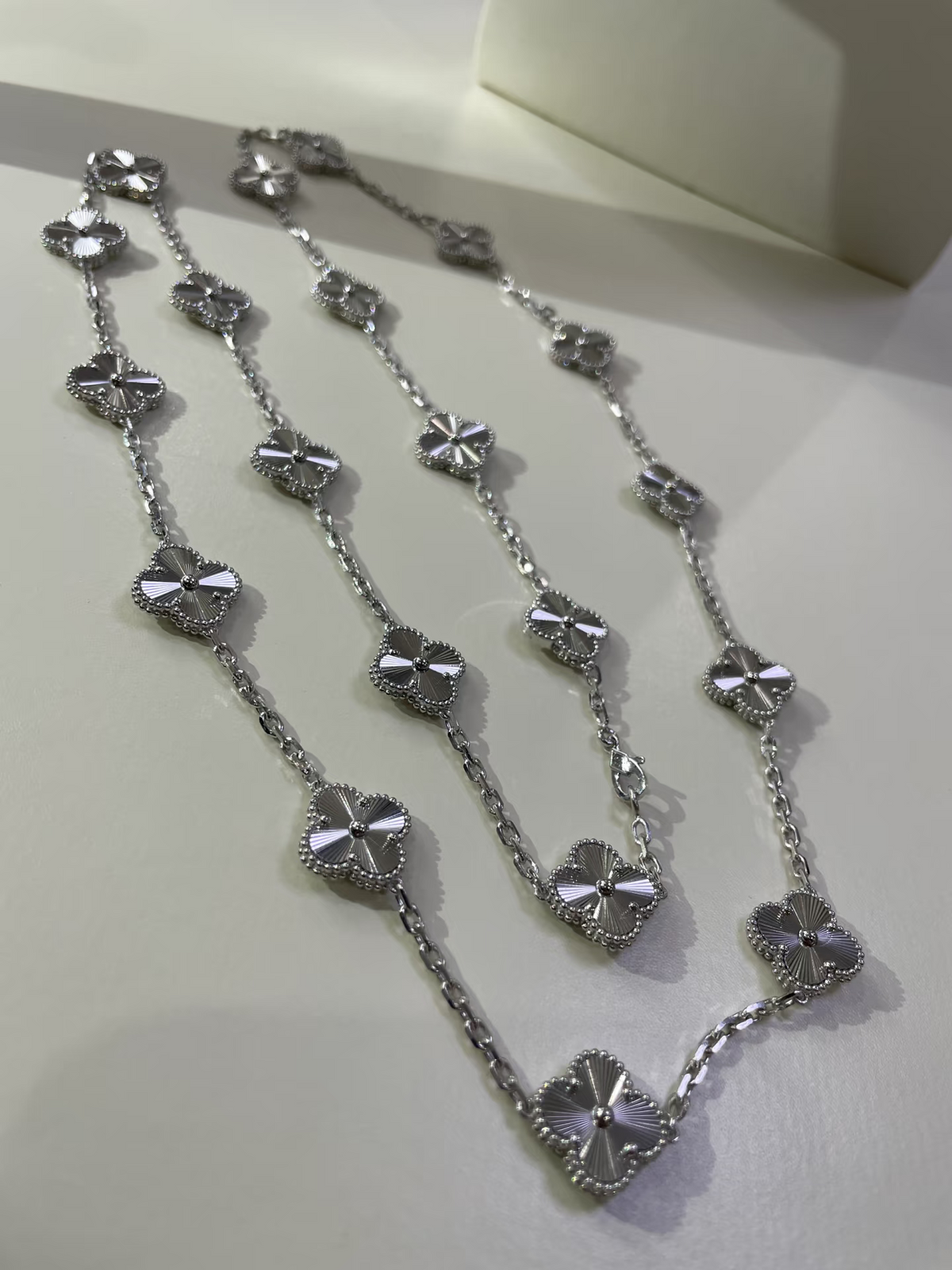{
  "Resenly Jewelry": "レゼンリー・ジュエリー",
  "CLOVER 20 MOTIFS SILVER LASER": "クローバー 20モチーフ シルバー レーザー"
}