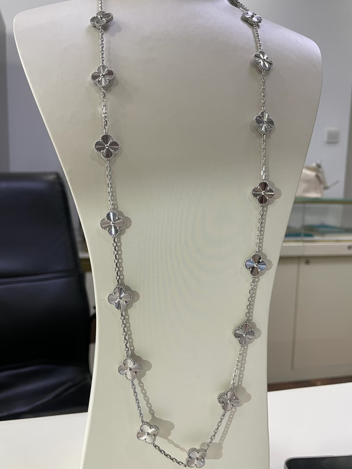 {
  "Resenly Jewelry": "レゼンリー・ジュエリー",
  "CLOVER 20 MOTIFS SILVER LASER": "クローバー 20モチーフ シルバー レーザー"
}