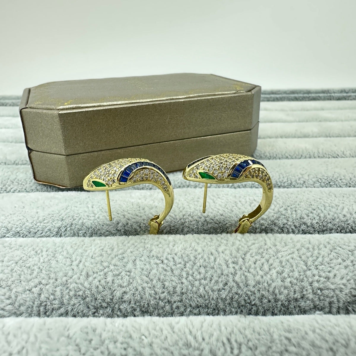 {
"Resenly Jewelry": "Resenly Jewelry",
"FULL STONE TWO-TONE SNAKE EARRING STUDS": "フルストーン ツートーン スネーク スタッドピアス"
}