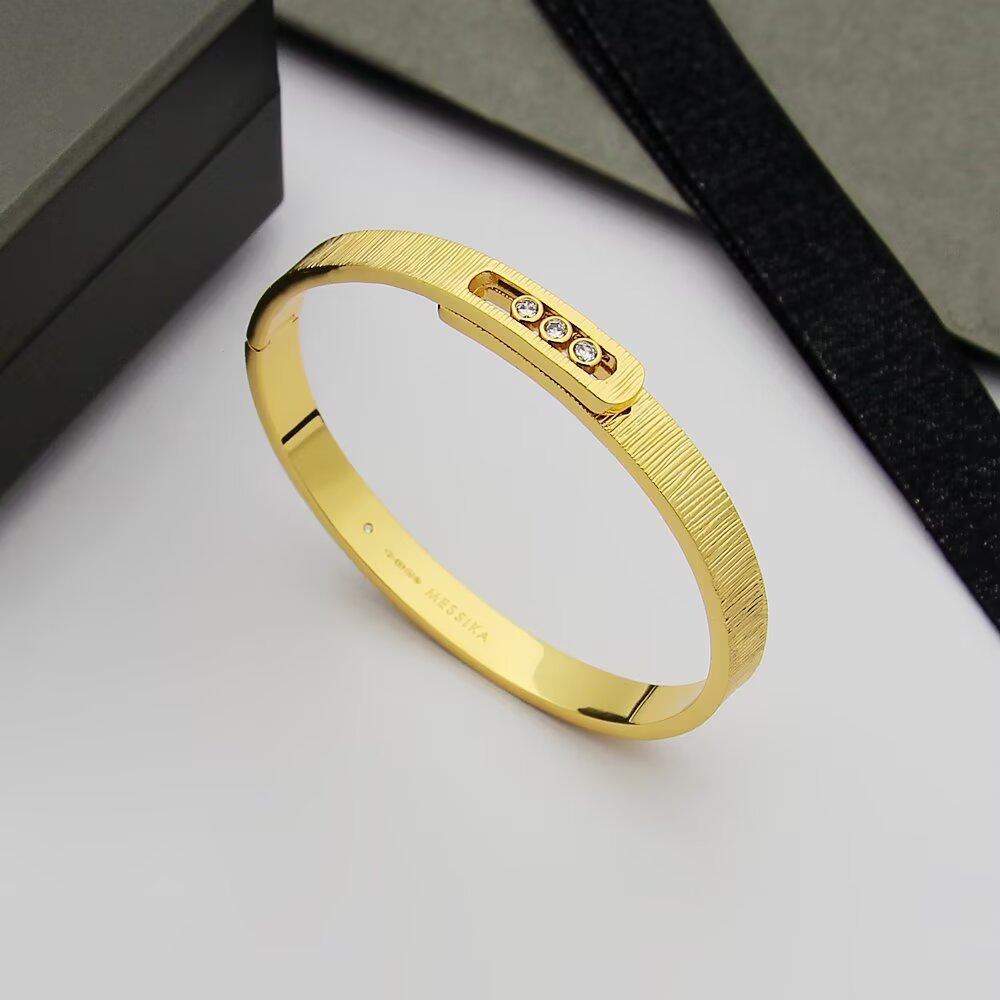 {
  "Resenly Jewelry": "レセンリー・ジュエリー",
  "Move Noa Ciselé bangle": "ムーヴ ノア シズレ バングル"
}