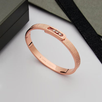 {
  "Resenly Jewelry": "レセンリー・ジュエリー",
  "Move Noa Ciselé bangle": "ムーヴ ノア シズレ バングル"
}
