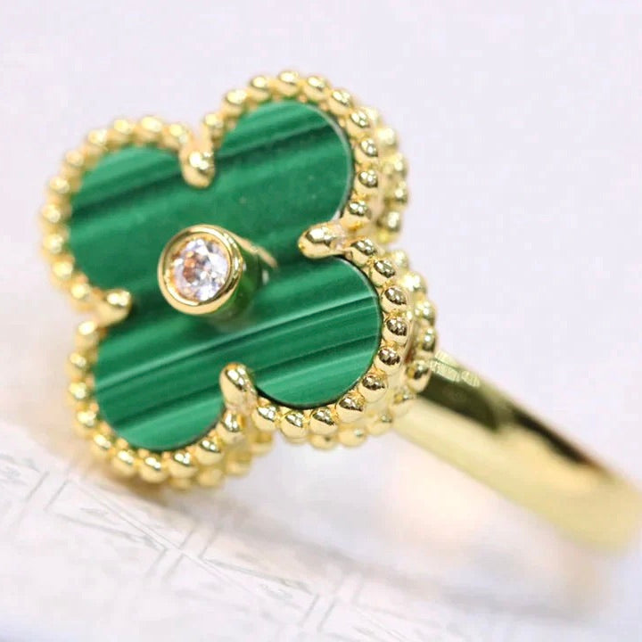 {
  "Resenly Jewelry": "リゼンリー・ジュエリー",
  "CLOVER MALACHITE RING GOLD DIAMOND": "クローバー マラカイト リング ゴールド ダイヤモンド"
}