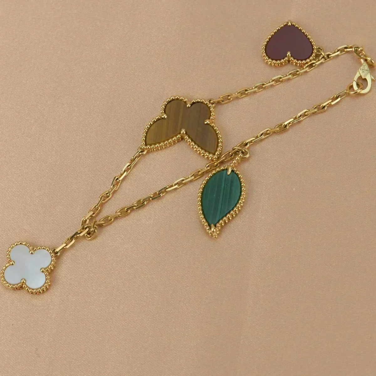 {
  "Resenly Jewelry": "レゼンリー・ジュエリー",
  "LUCKY SPRING 5 MOTIF GOLD BRACELET": "ラッキースプリング 5モチーフ ゴールドブレスレット"
}