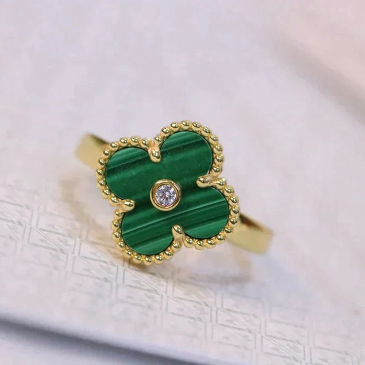 {
  "Resenly Jewelry": "リゼンリー・ジュエリー",
  "CLOVER MALACHITE RING GOLD DIAMOND": "クローバー マラカイト リング ゴールド ダイヤモンド"
}