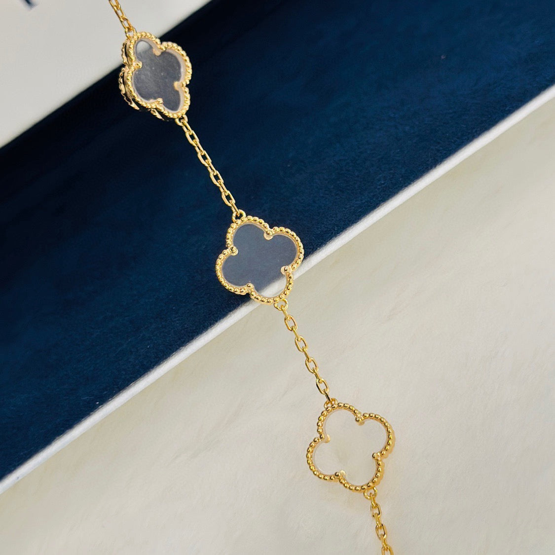 {
"Resenly Jewelry": "リゼンリー・ジュエリー",
"CLOVER 5 MOTIF ROCK CRYSTAL BRACELET": "クローバー 5モチーフ ロッククリスタル ブレスレット"
}