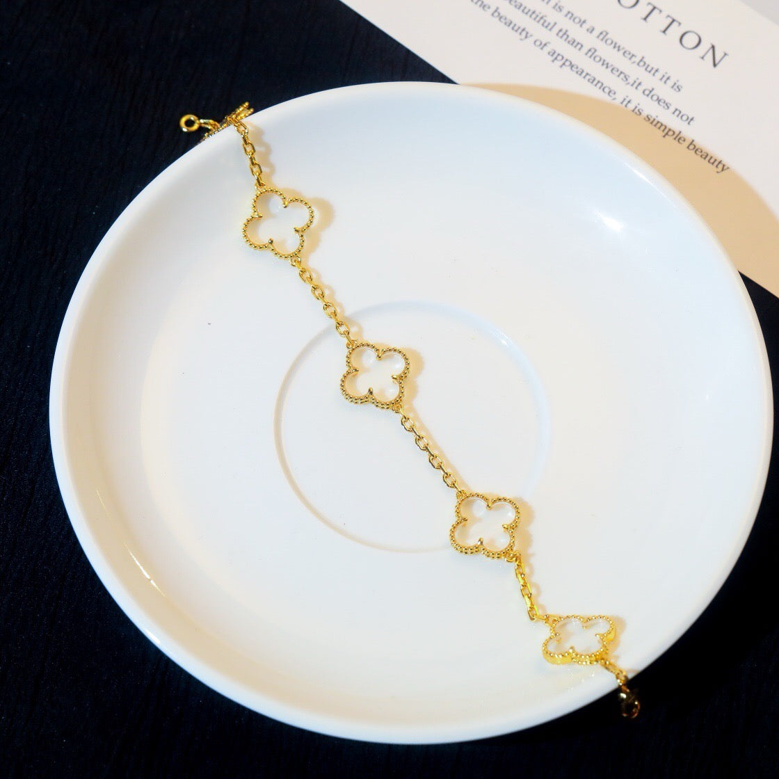 {
"Resenly Jewelry": "リゼンリー・ジュエリー",
"CLOVER 5 MOTIF ROCK CRYSTAL BRACELET": "クローバー 5モチーフ ロッククリスタル ブレスレット"
}