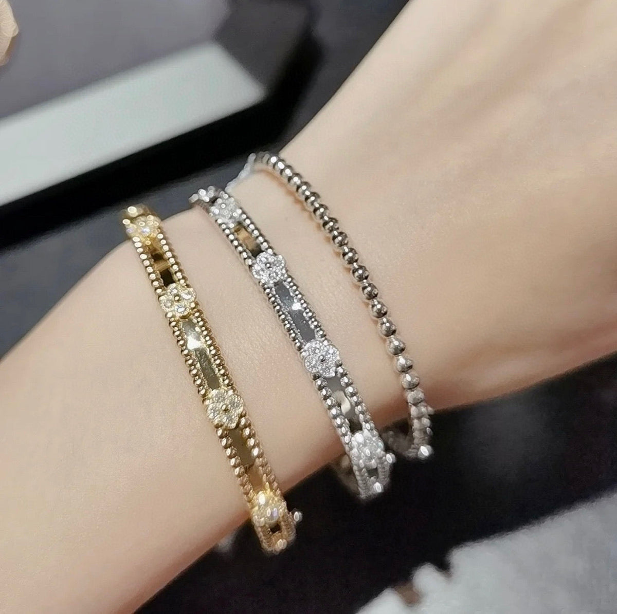{
  "Resenly Jewelry": "Resenly Jewelry",
  "CLOVER BRACELET 4MM DIAMONDS": "クローバーブレスレット 4MMダイヤモンド"
}