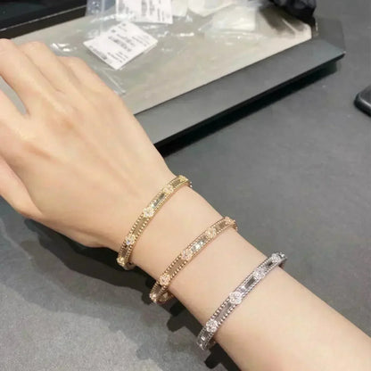 {
  "Resenly Jewelry": "Resenly Jewelry",
  "CLOVER BRACELET 4MM DIAMONDS": "クローバーブレスレット 4MMダイヤモンド"
}