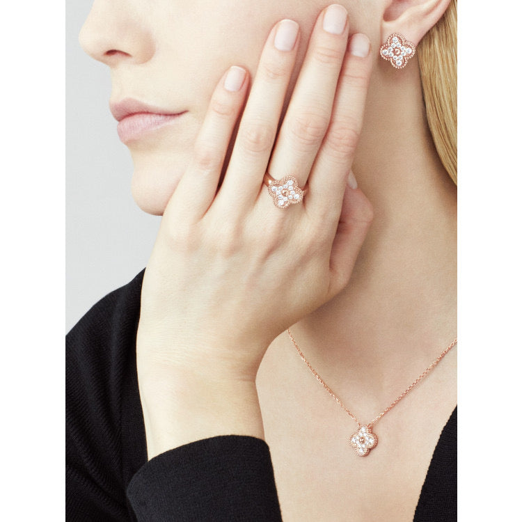 {"[Resenly Jewelry]CLOVER 15MM DIAMOND SINGLE FLOWER NECKLACE": "【Resenly Jewelry】クローバー 15MM ダイヤモンド シングル フラワー ネックレス"}