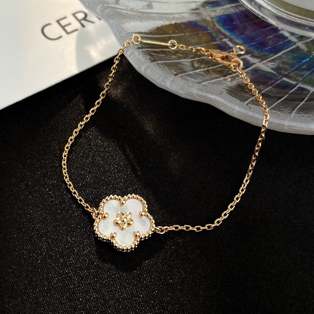 [Resenly Jewelry]LUCKY WHITE MOP PLUM BLOSSOM  BRACELET