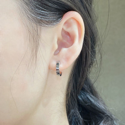 {
  "Resenly Jewelry": "Resenly Jewelry",
  "LOVE EARRINGS 2.65 MM NO DIAMOND SMALL": "LOVE イヤリング 2.65 MM ダイヤモンドなし スモール"
}