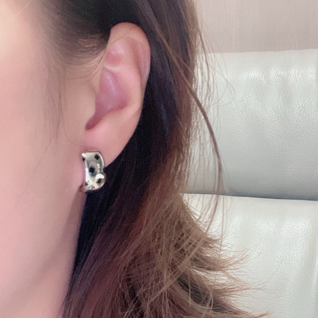 {"[Resenly Jewelry]PANTHERE MINI EARRINGS": "[Resenly Jewelry] パンテール ミニ イヤリング"}