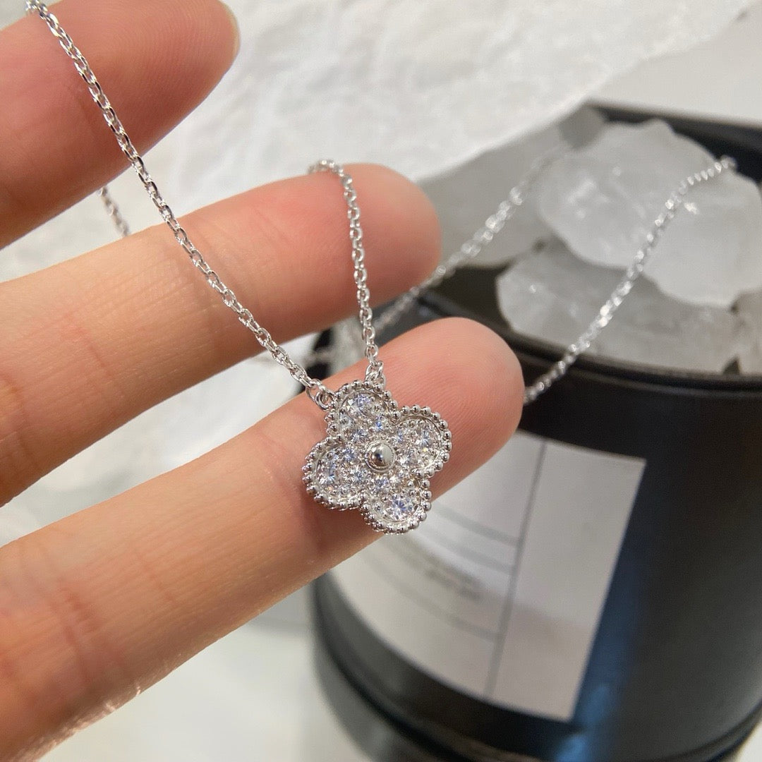 {"[Resenly Jewelry]CLOVER 15MM DIAMOND SINGLE FLOWER NECKLACE": "【Resenly Jewelry】クローバー 15MM ダイヤモンド シングル フラワー ネックレス"}