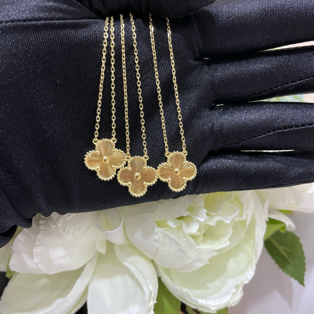 {
  "Resenly Jewelry": "Resenly Jewelry",
  "CLOVER 15MM LASER NECKLACE": "クローバー 15mm レーザーネックレス"
}