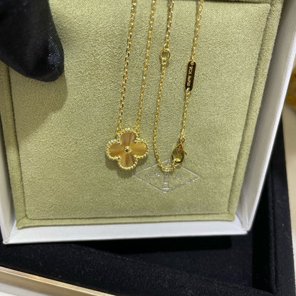 {
  "Resenly Jewelry": "Resenly Jewelry",
  "CLOVER 15MM LASER NECKLACE": "クローバー 15mm レーザーネックレス"
}