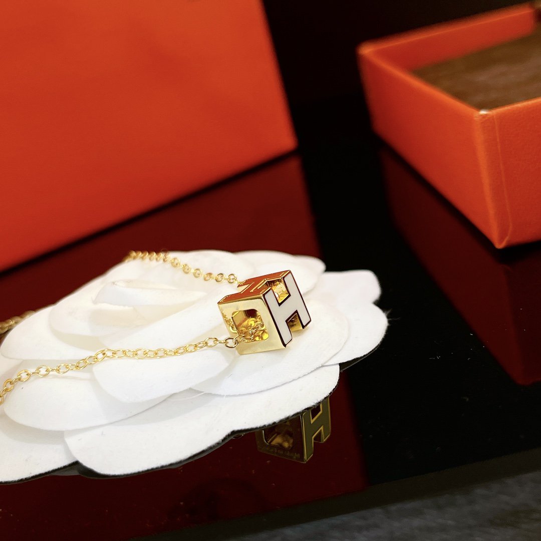 [Resenly Jewelry]H WHITE SQUARE GOLD NECKLACE