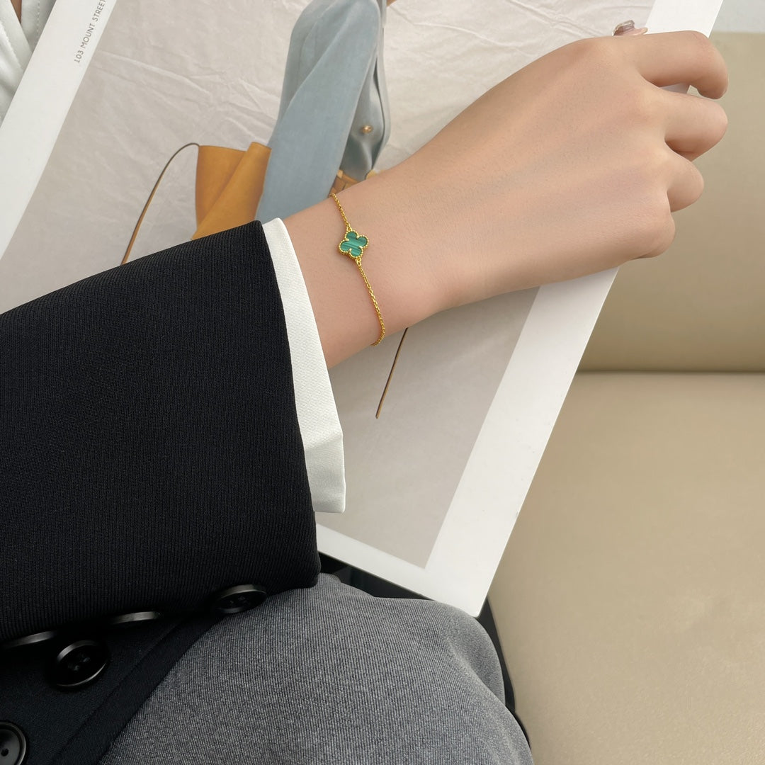 {
  "Resenly Jewelry": "Resenly Jewelry",
  "CLOVER BRACELET MALACHITE 1 MOTIF": "クローバーブレスレット マラカイト 1モチーフ"
}