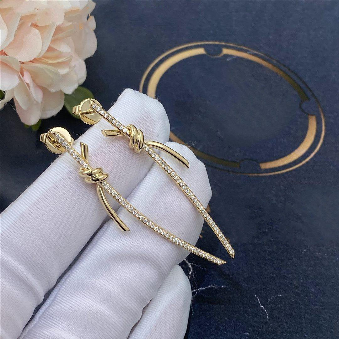 {
  "Resenly Jewelry": "Resenly Jewelry",
  "KNOT DROP EARRINGS IN YELLOW GOLD WITH DIAMONDS": "ノット ドロップ イヤリング（イエローゴールド、ダイヤモンド）"
}