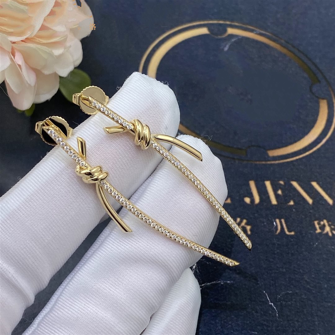 {
  "Resenly Jewelry": "Resenly Jewelry",
  "KNOT DROP EARRINGS IN YELLOW GOLD WITH DIAMONDS": "ノット ドロップ イヤリング（イエローゴールド、ダイヤモンド）"
}
