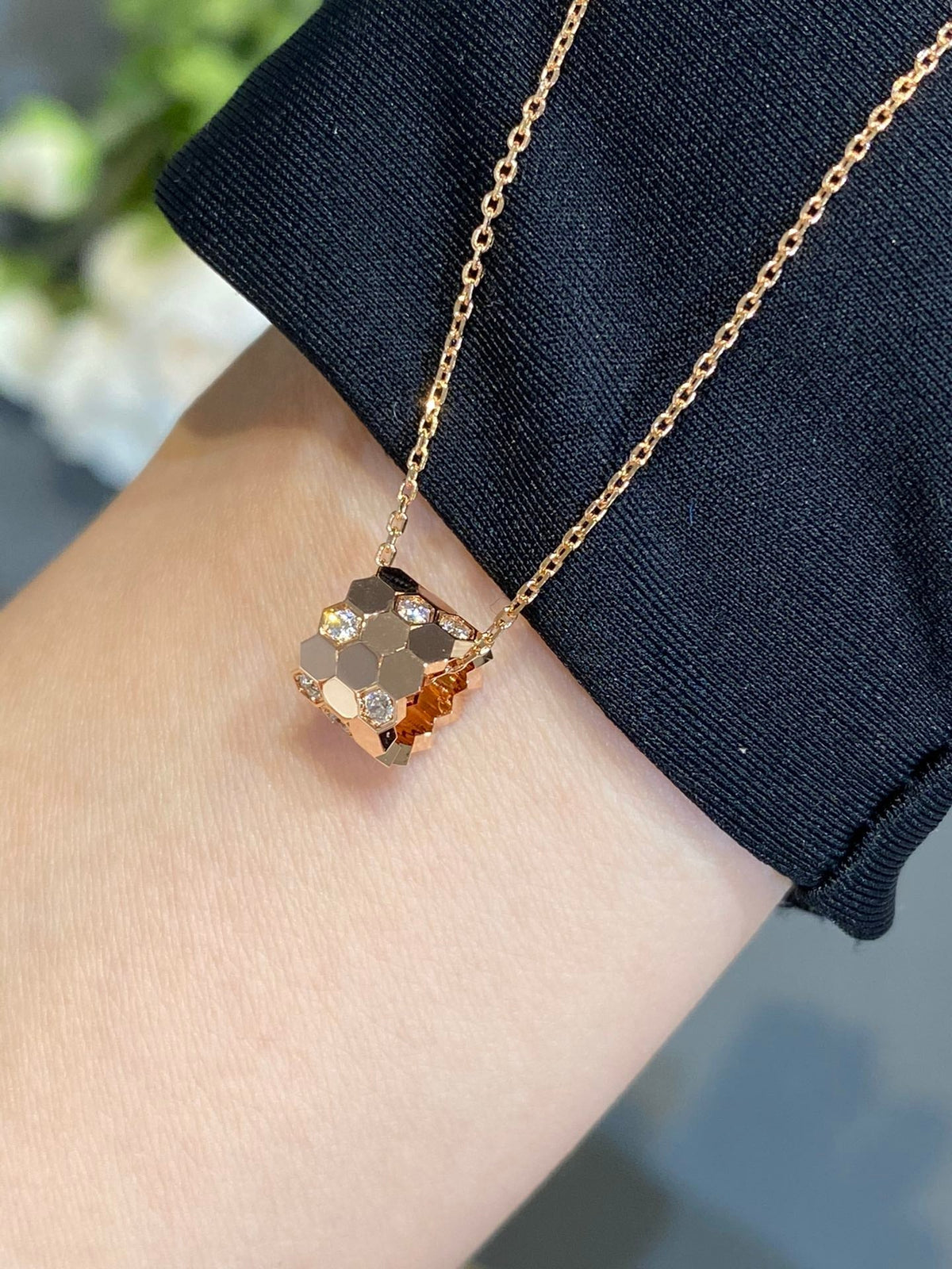 {
  "Resenly Jewelry": "Resenly Jewelry",
  "BEE LOVE DIAMOND NECKLACE": "BEE LOVE ダイヤモンドネックレス"
}