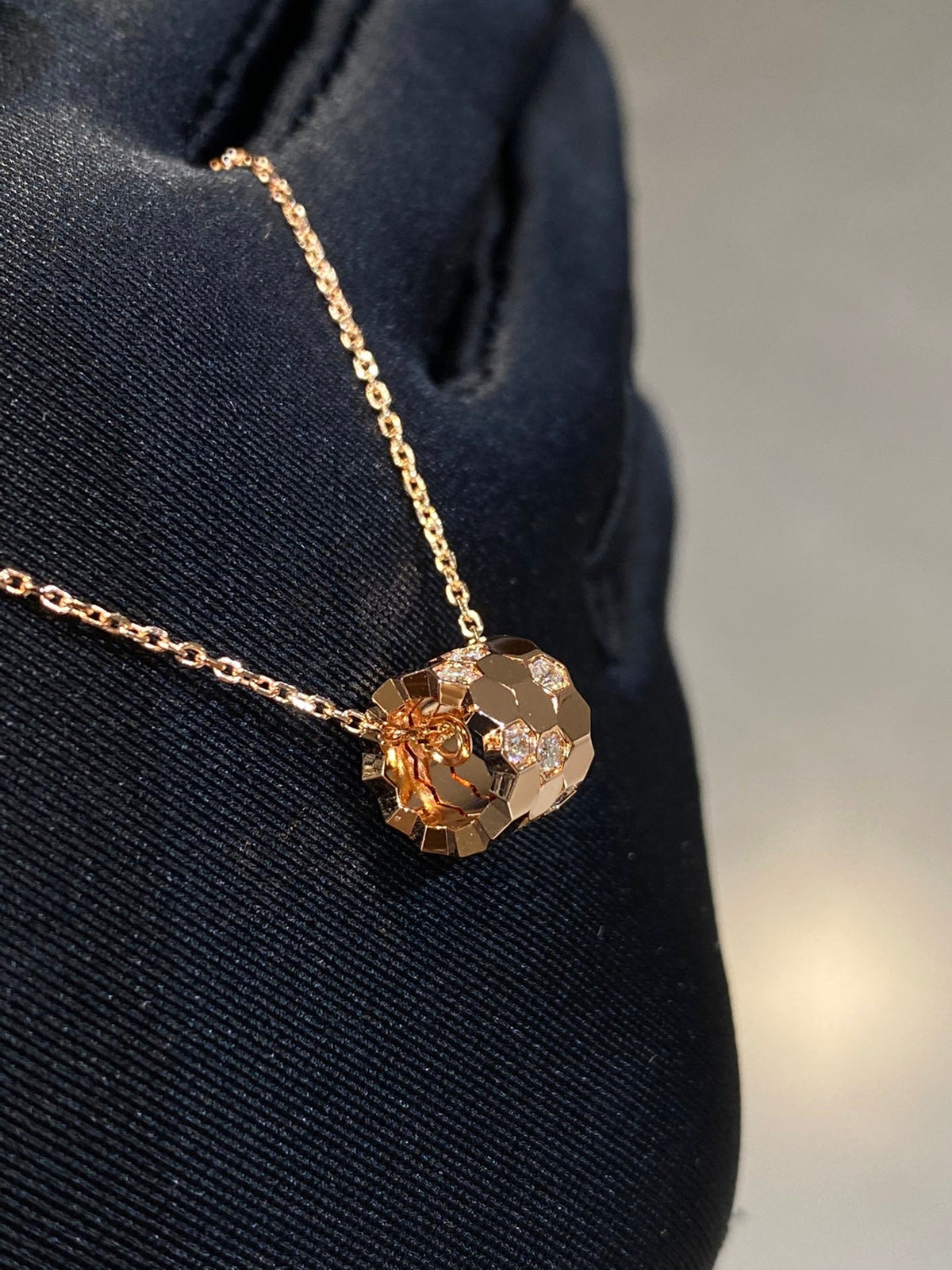 {
  "Resenly Jewelry": "Resenly Jewelry",
  "BEE LOVE DIAMOND NECKLACE": "BEE LOVE ダイヤモンドネックレス"
}