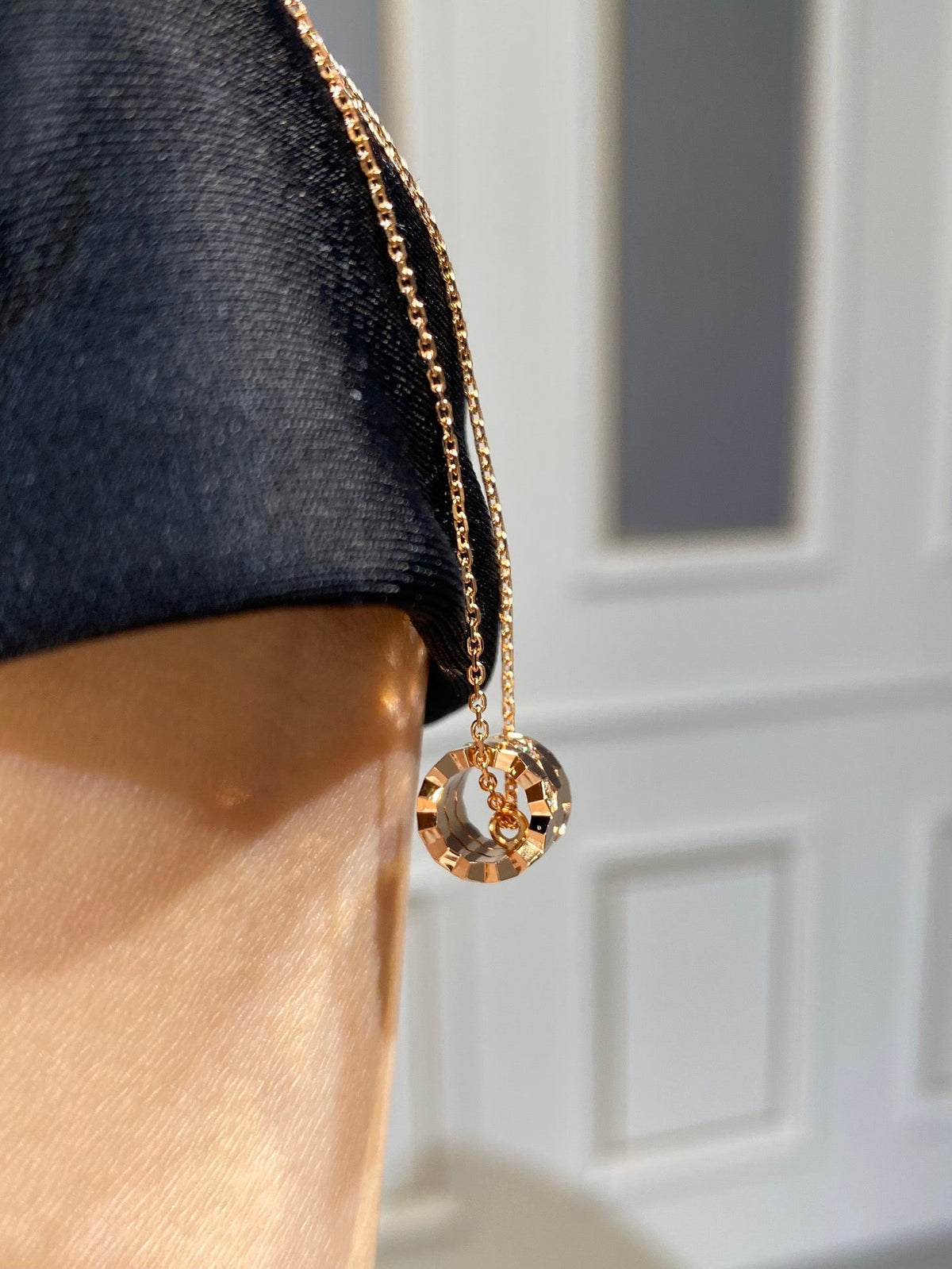 {
  "Resenly Jewelry": "Resenly Jewelry",
  "BEE LOVE DIAMOND NECKLACE": "BEE LOVE ダイヤモンドネックレス"
}